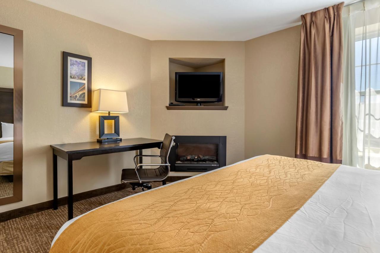 Comfort Inn & Suites Allen Park/Dearborn Exterior photo